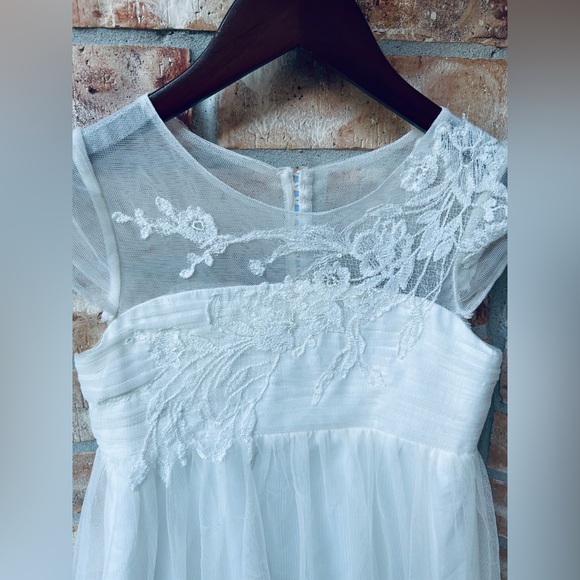 David’s Bridal Little Girls Soft White Lace / Crochet Flower Dress / Size 7 - Picture 3 of 13